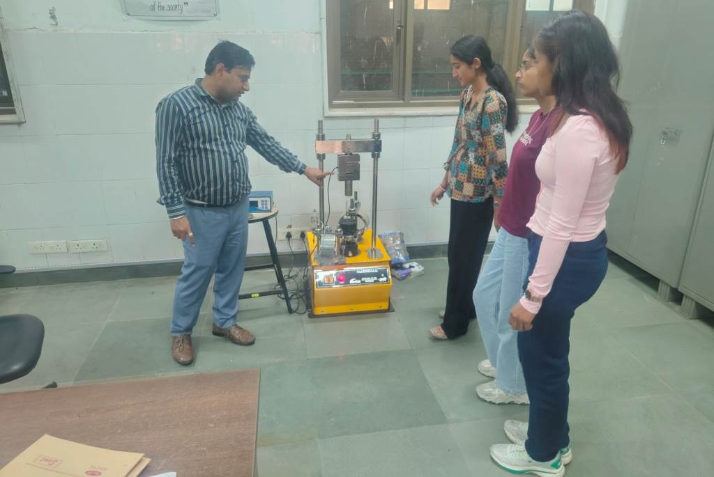 आई के गुर्जाल पंजाब टेक्निकल यूनिवर्सिटी के सिविल इंजीनियरिंग विभाग में आधुनिक प्रयोगशालाओं के माध्यम से विद्यार्थियों को व्यावहारिक ज्ञान